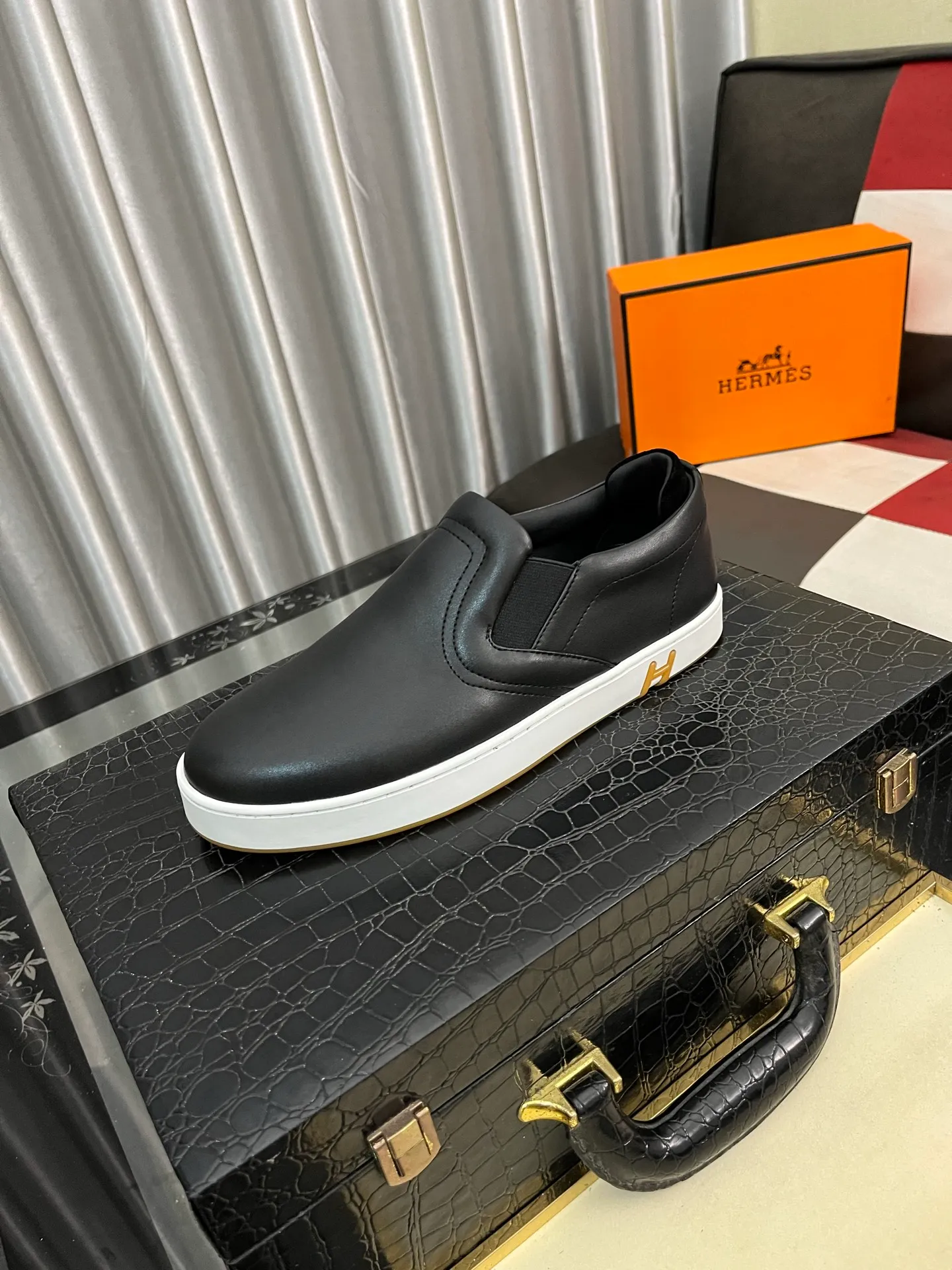 Men's Men's Shoes💰458⌚️⌚️HERMES/Hermès Hugo sneakers are casual men's shoes. These sneakers are made of imported first-layer cowhide leather and breathable mesh design. The contrasting color design creates a dynamic and modern shape. The front end of the toe is decorated with natural-color rubber inlays, making it novel and fashionable. The texture is incomparable, with cowhide lining and cowhide foot pads, the upper foot is comfortable and breathable, and the rubber sole is decorated with geometric patterns and iconic "H" details. A very personal one! Size: 38-44